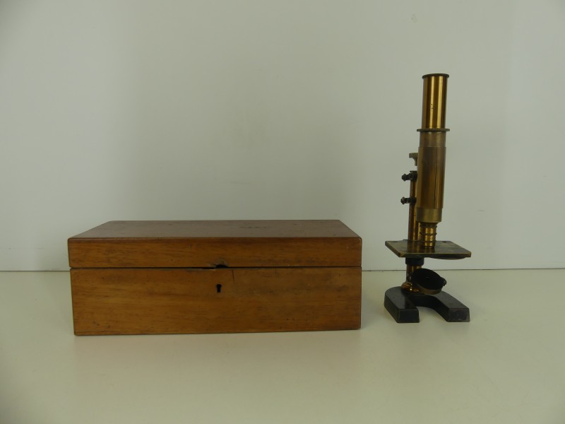 Messing vintage microscoop in houten kist