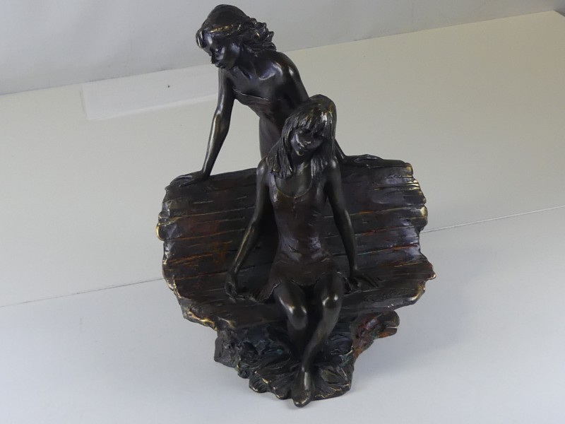 Bronzen beeld: 2 vrouwen aan een bank