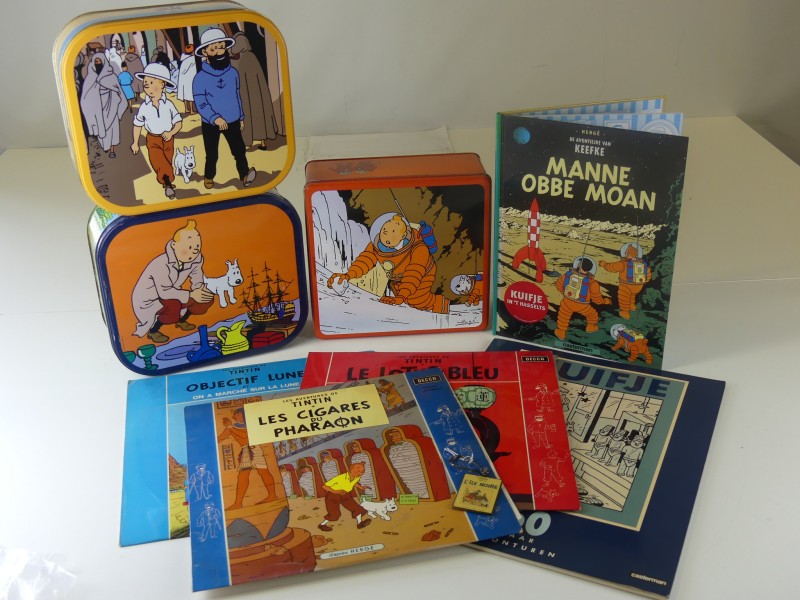 Lot Hergé Kuifje: 3 vinylplaten, een sleutelhanger, 3 blikken dozen, 1 strip en 1catalogus