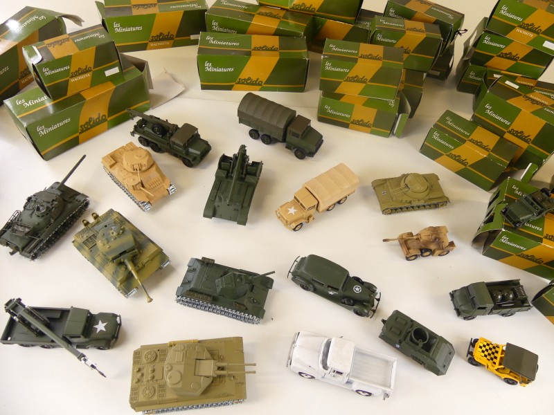 Solido: reuzelot van 39 miniatuur meestal legermaterieel