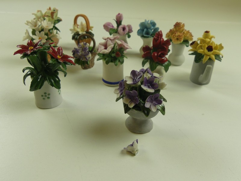 12 porseleinen miniatuur bloemstukjes 'the flowers of the year'