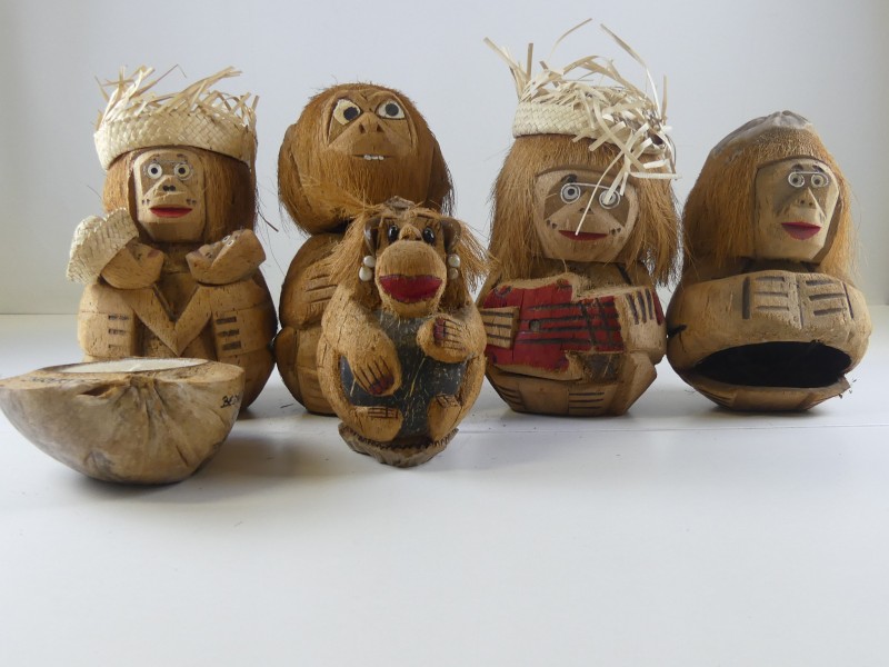 Vintage Groep van Gesneden Kokosfiguren