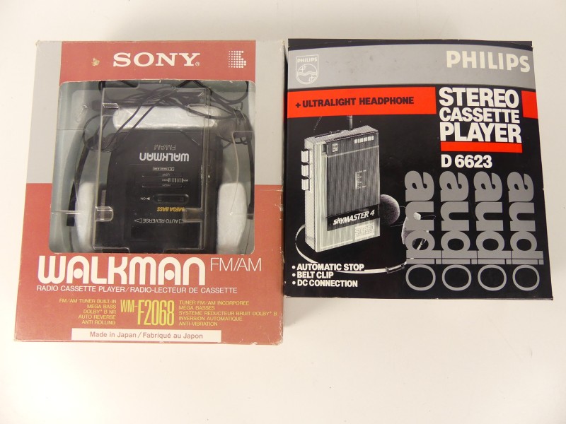 2 cassette players (walkman)