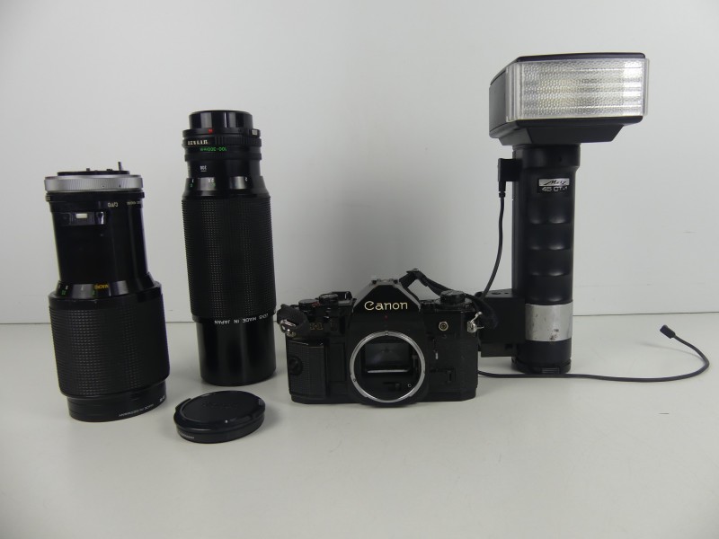 Vintage Canon Camera A-1 + 2 Focusing Auto Zoom + handvat light