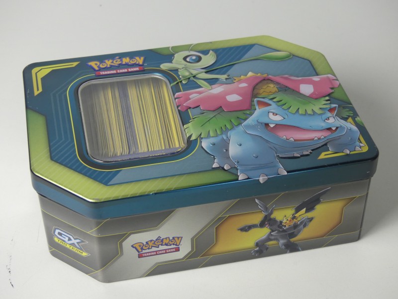 Pokémon kaarten met blikken doos