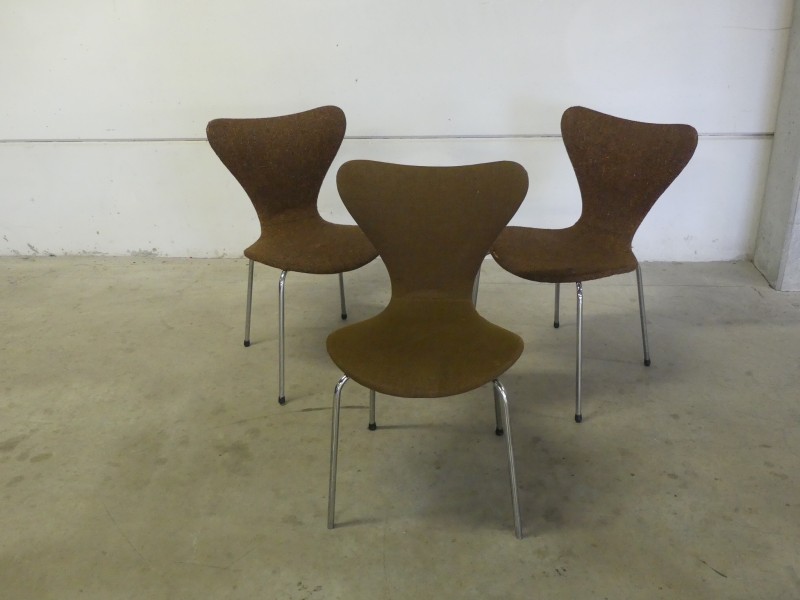 3 vlinderstoelen in de stijl van Arne Jacobsen