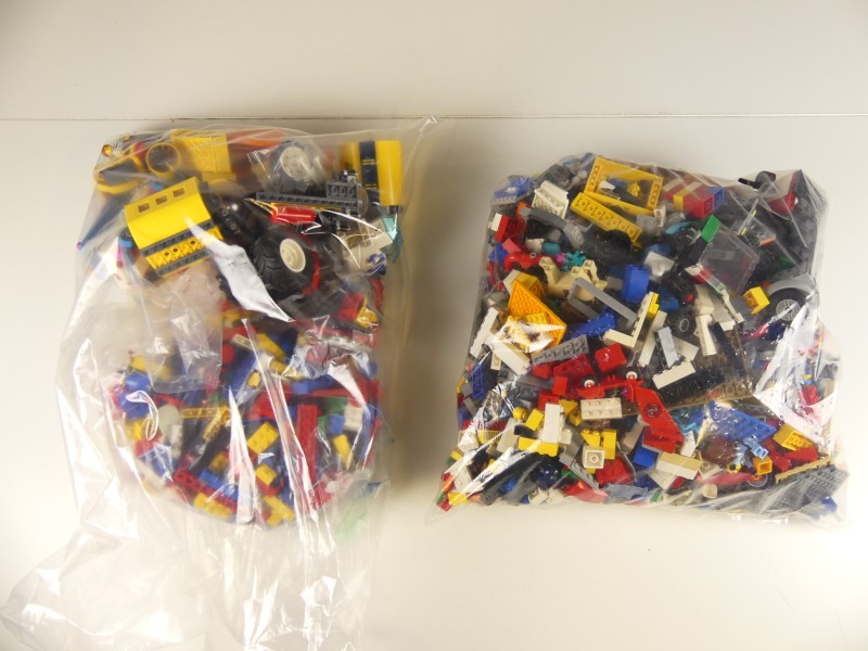 2 Zakken met lego onderdelen en steentjes