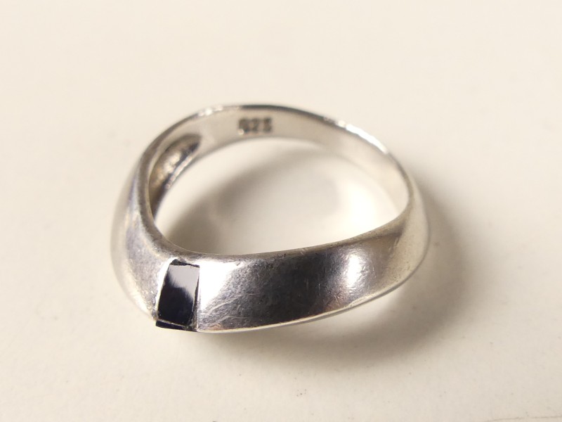 Zilveren Ring met zwart steentje
