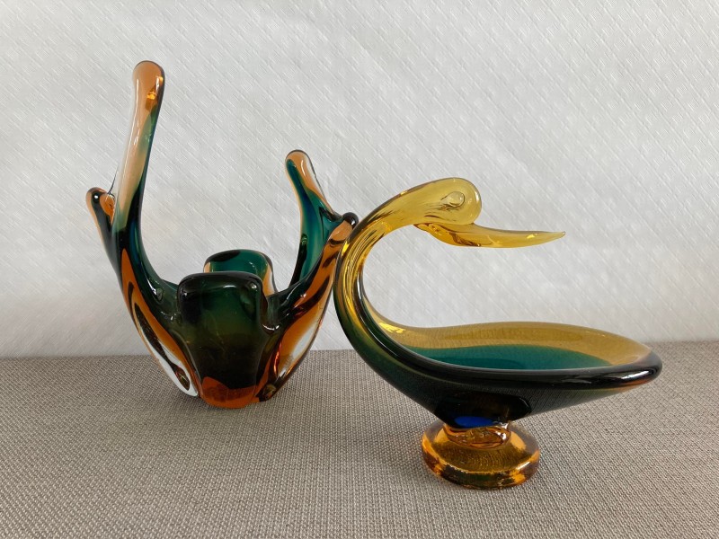 Schaal en een vaas in gekleurd Muranoglas