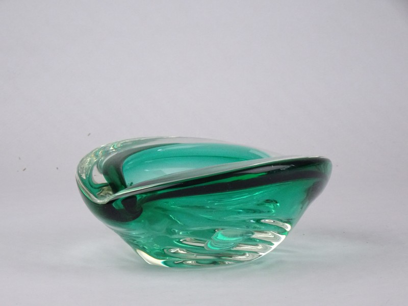 Groene glaskristallen schaal of assenbak