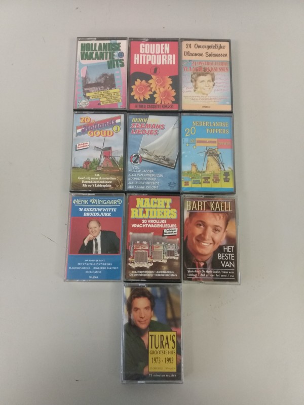 Box met 10 muziekcassettes: