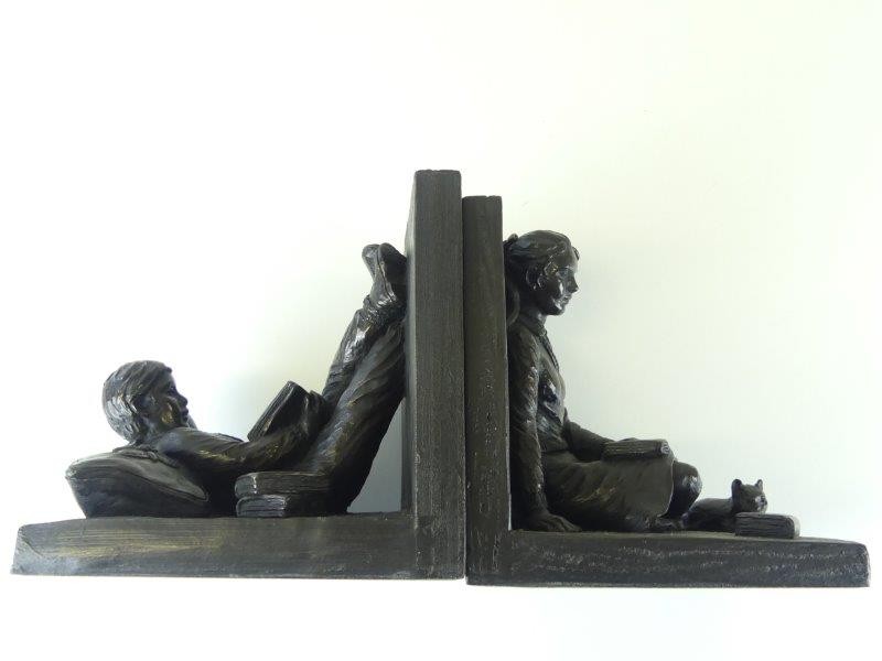 Jeanne Rynhart: 2 boekensteunen met sculpturen - reproductie