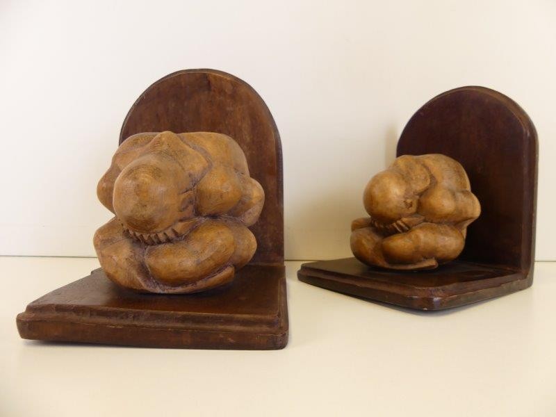 2 houten boekensteunen met de wenende Boeddha