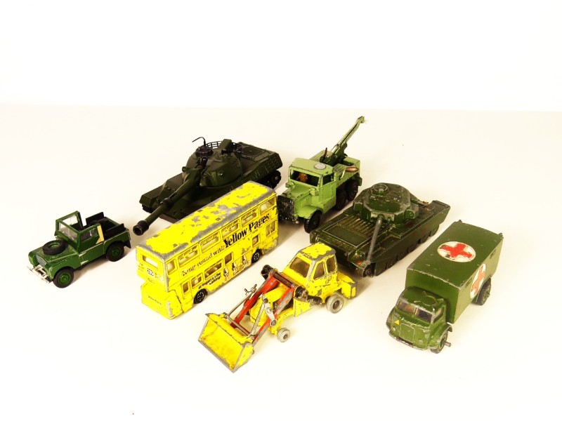 Vintage lot van gemengde autotjes Dinky Toys