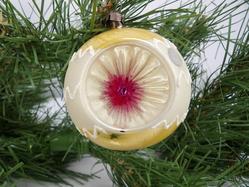 Oude Vitrine Kerstbal: Goud Wit en Roze (Lot 26)