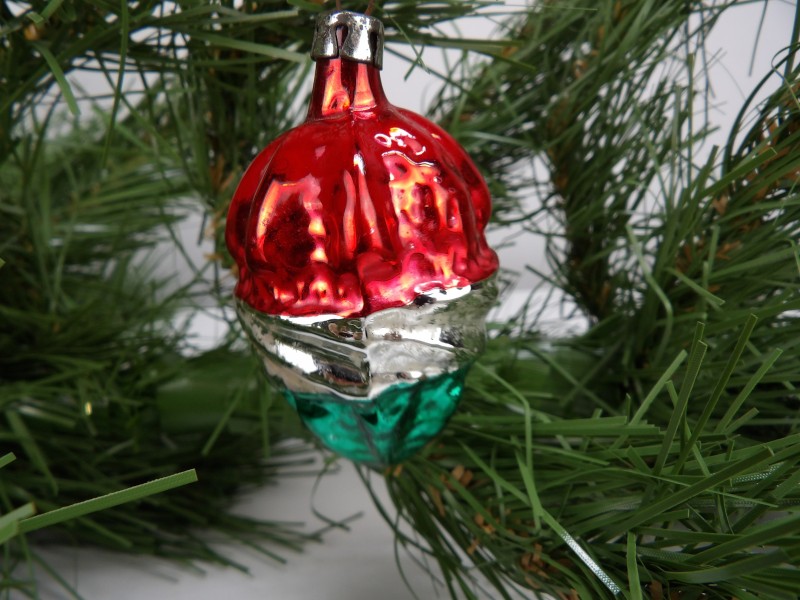 Oude Kerstbal: Druppelvorm in Reliëf Rood Zilver Groen (Lot 23)