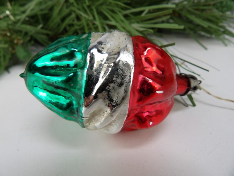 Oude Kerstbal: Druppelvorm in Reliëf Rood Zilver Groen (Lot 23)