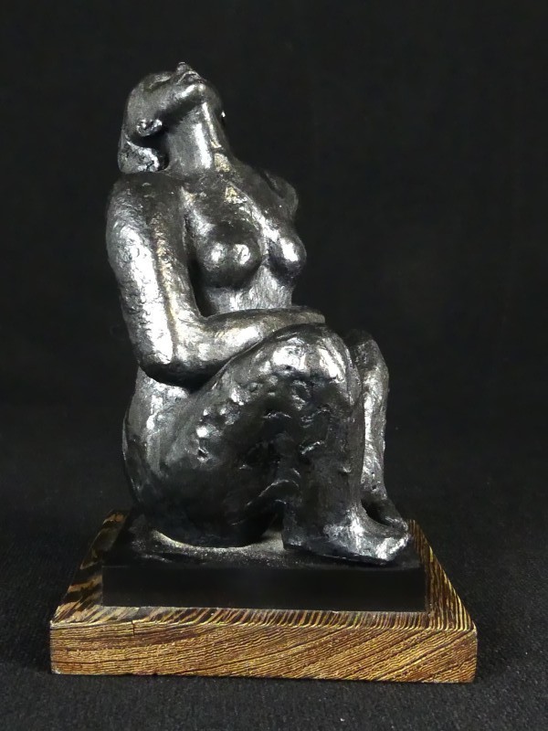 Sculptuur - zittende vrouw - onbekend