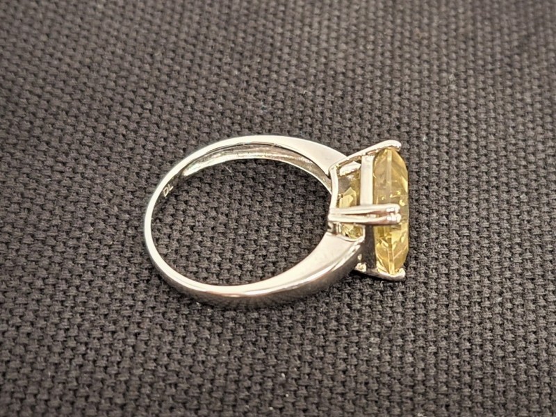 Zilveren ring met citrienkleurige steen