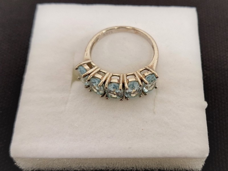 Zilveren ring met aquamarijn steentjes