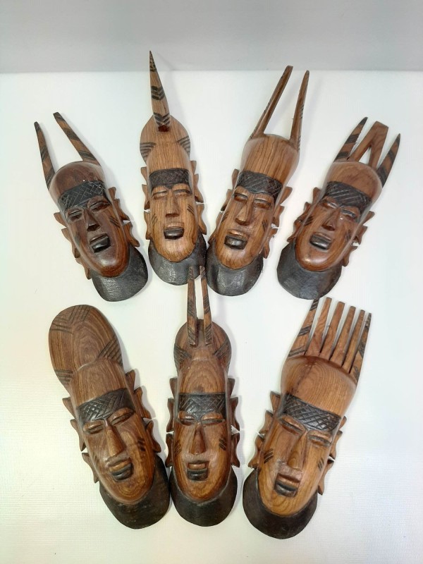 7 mini houten maskertjes uit Senegal