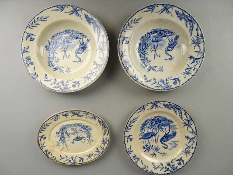 4 vintage porseleinen Indus borden 3 diepe- en 1 ovalen bord