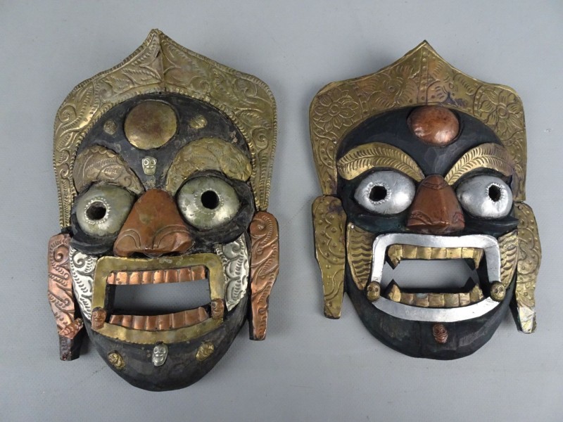 2 houten maskers