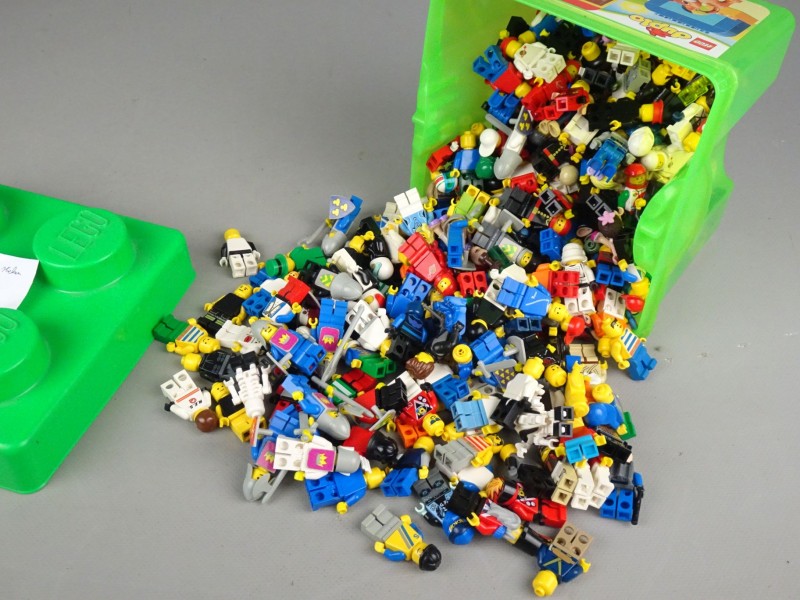 +- 300 verschillende Lego mannetjes in box.