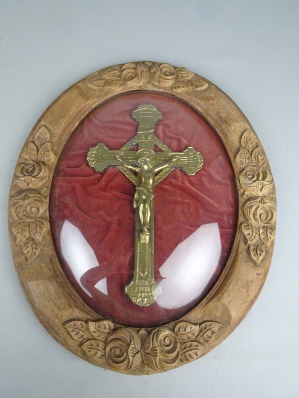 Kruisbeeld in ovale kader