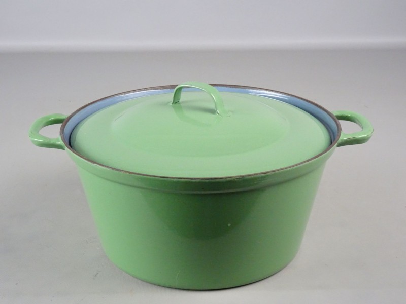 Groene gietijzeren kookpot met deksel