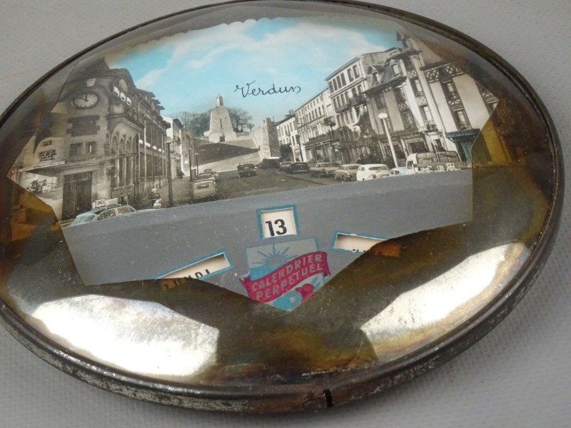 Vintage kalender met foto Verdun achter bolstaand glas