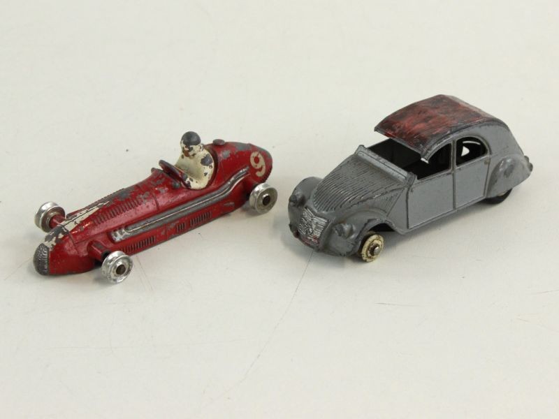 11 vintage Dinky Toys wagentjes