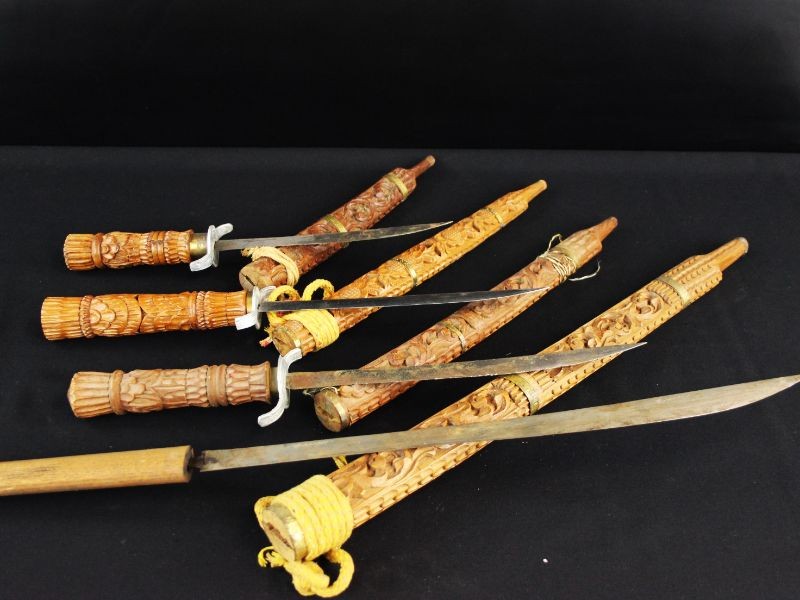 Set van 4 prachtige zwaarden, begin vorige eeuw met houtsnijwerk