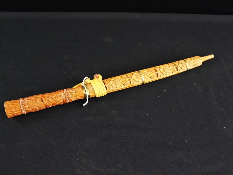 Set van 4 prachtige zwaarden, begin vorige eeuw met houtsnijwerk