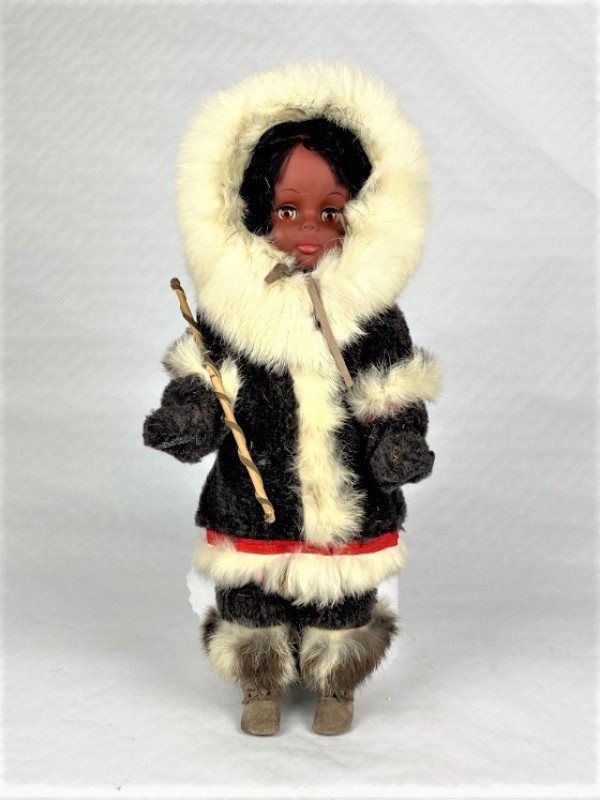 Vintage pop Inuit/ Eskimo in een echte pelsjas - 50 cm