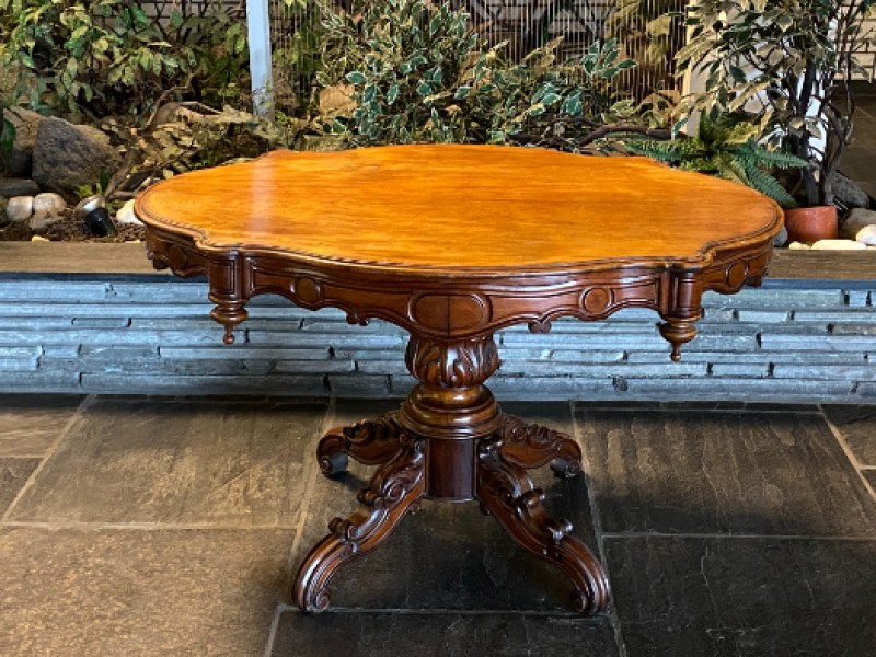 Antieke tafel met mooi houtsnijwerk