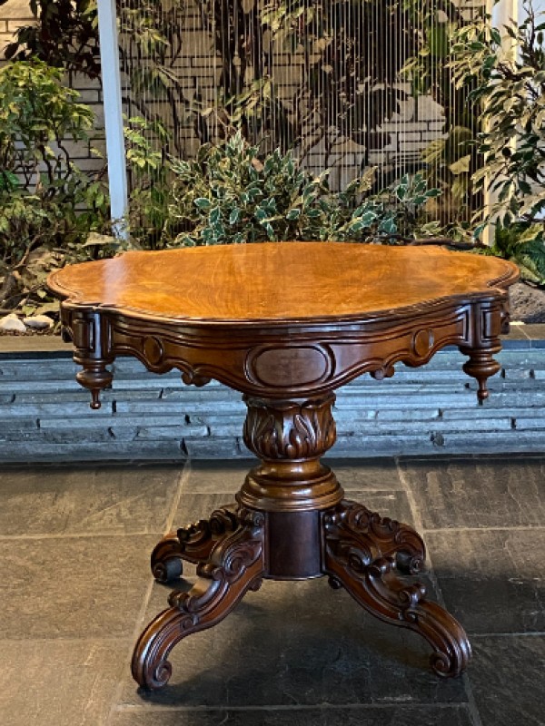 Antieke tafel met mooi houtsnijwerk