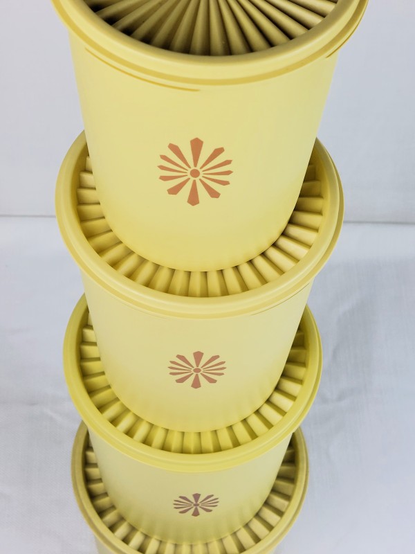 Tupperware containers set
