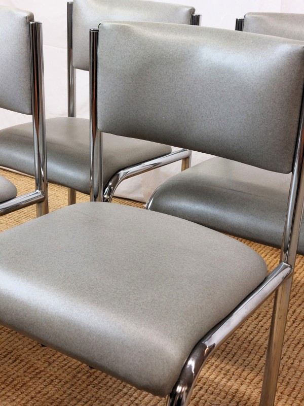 4 stoelen met grijze skaï bekleding