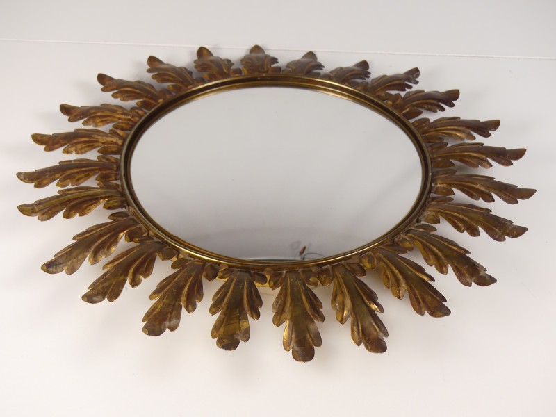 'Zonne'-spiegel met acanthusblad