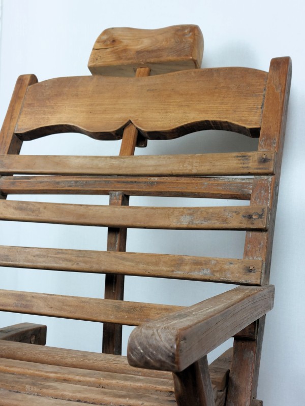 Oude houten kapper stoel