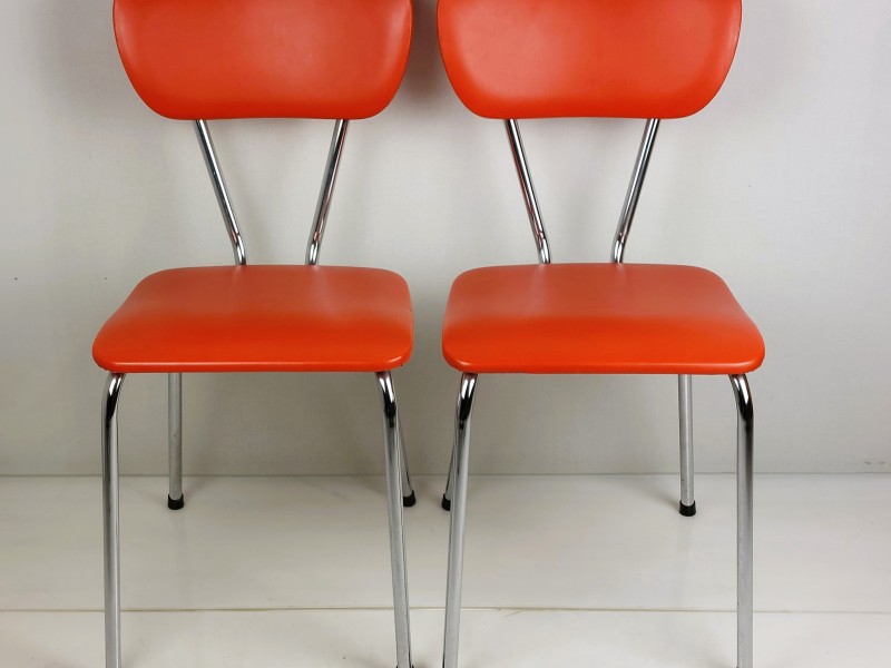 rode stoelen met skai