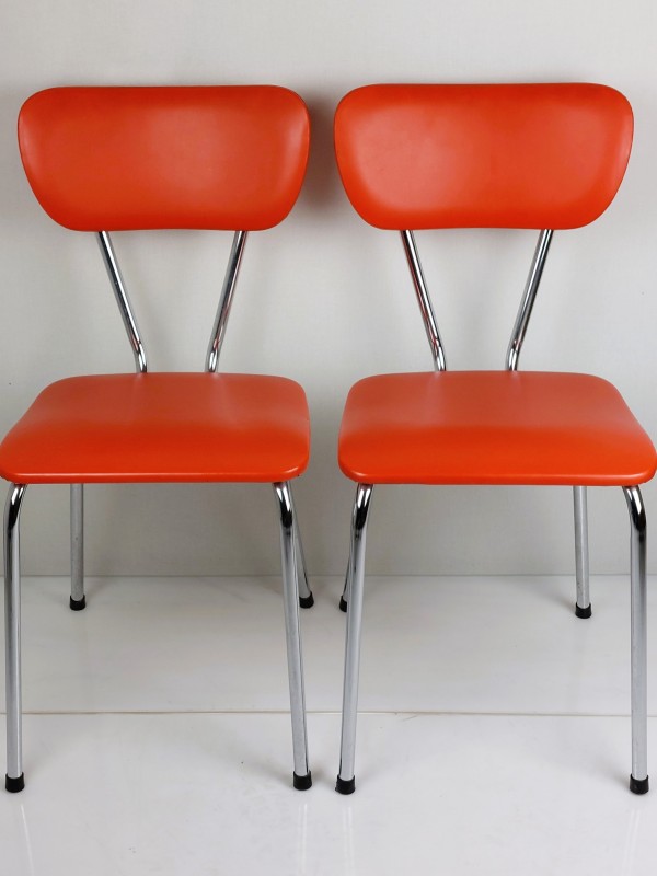 rode stoelen met skai
