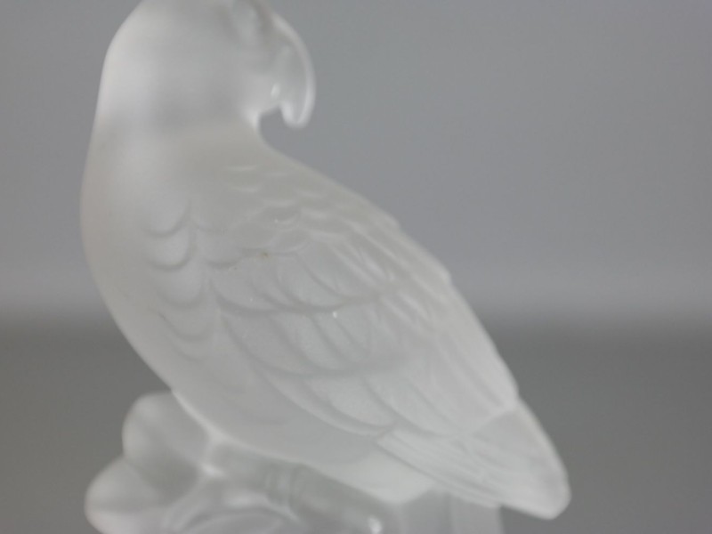 Papegaai op paal gemaakt uit kristal gemerkt "Goebel"