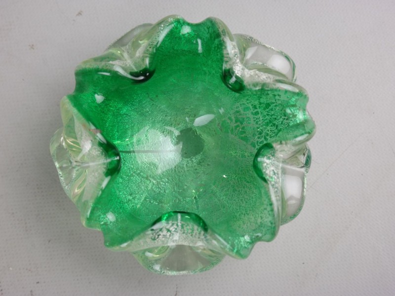 Groene glazen asbak