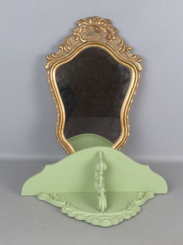 Kleine barok spiegel met groen houten muurtafeltje