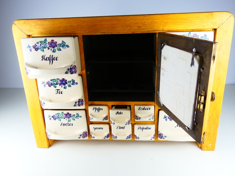 Antiek keuken kast met porselein dozen