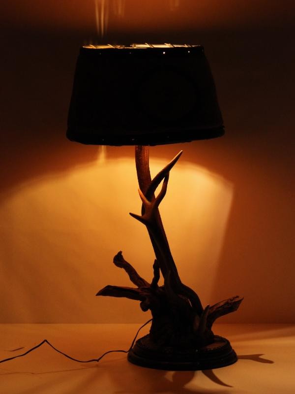 Unieke geweien tafellamp met een bijhorende lampenkap in hertenvacht