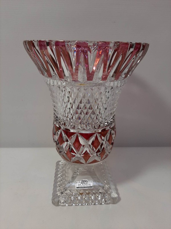 Kristallen vaas met rode details