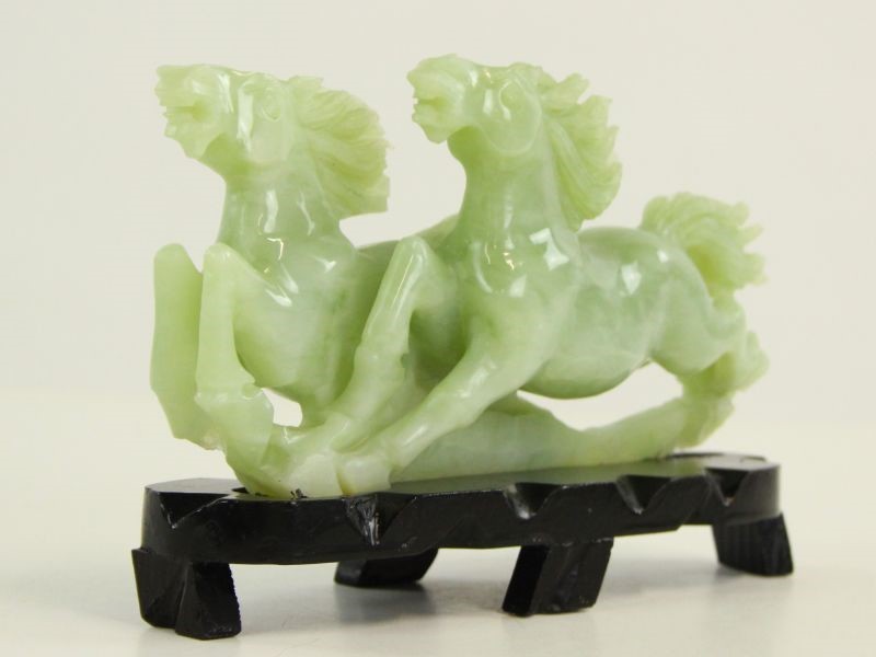 Jade sculptuur galopperende paarden